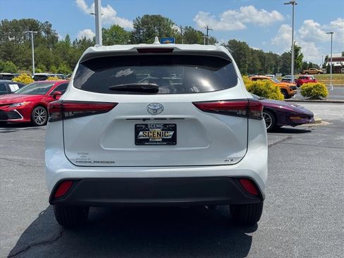 Used 2023 Toyota Highlander XLE FWD image 4