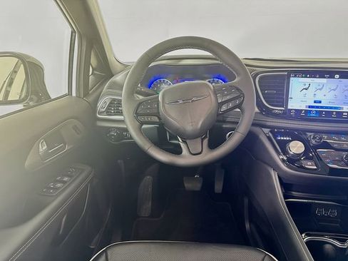 Used 2024 Chrysler Pacifica Limited w/ S Appearance Package FWD image 27