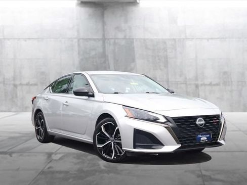 Used 2024 Nissan Altima 2.5 SR FWD image 2