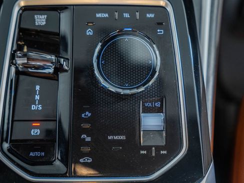 Used 2025 BMW 750e xDrive image 27