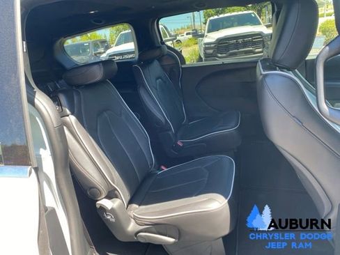 Used 2026 Chrysler Pacifica Limited FWD image 11