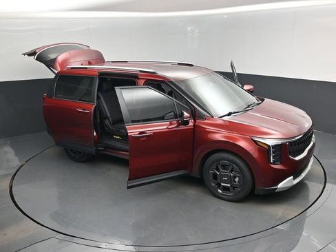 Used 2025 Kia Carnival EX image 19