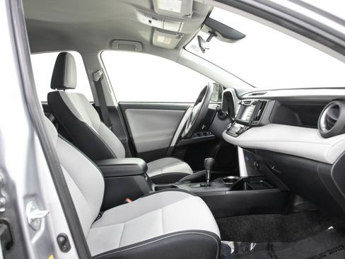 Used 2018 Toyota RAV4 LE AWD/4WD image 12