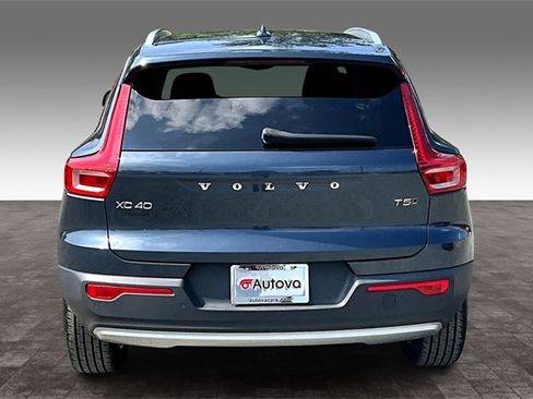 Used 2022 Volvo XC40 T5 Momentum image 5