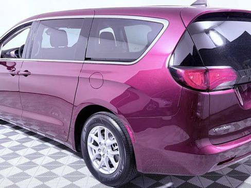 Used 2023 Chrysler Voyager LX FWD image 5