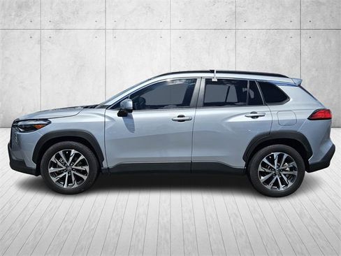 Used 2024 Toyota Corolla Cross XLE image 2