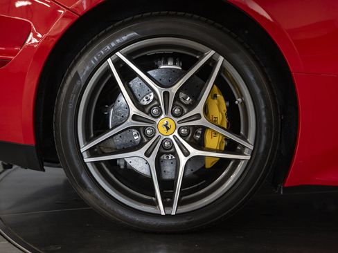 Used 2016 Ferrari California T RWD image 14