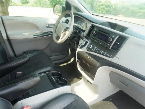 Used 2012 Toyota Sienna SE FWD image 19