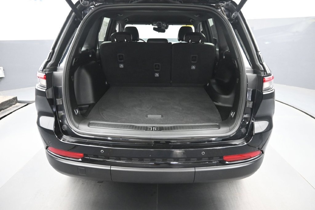 Used 2023 Jeep Grand Cherokee Altitude AWD/4WD image 11