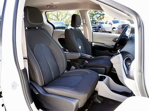 Used 2022 Chrysler Voyager LX image 12