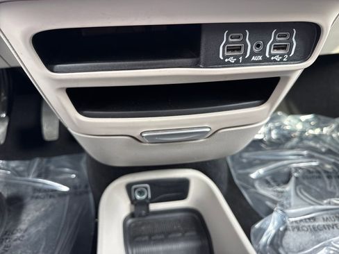 Certified 2023 Chrysler Pacifica Touring-L image 31