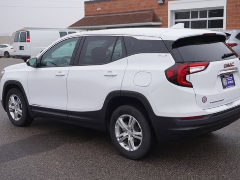 Used 2022 GMC Terrain SLE image 3