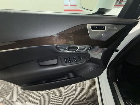 Used 2017 Volvo XC90 T6 Momentum w/ Vision Package image 15