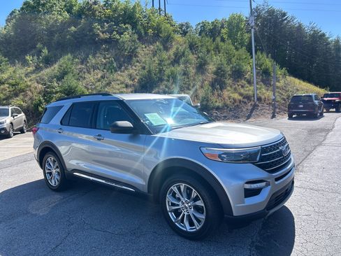 Used 2021 Ford Explorer XLT w/ Equipment Group 202A RWD image 17