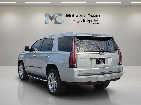 Used 2017 Cadillac Escalade Luxury AWD/4WD image 4