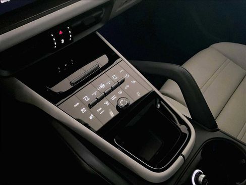 Used 2025 Porsche Cayenne GTS image 20