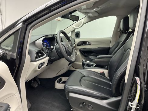 Used 2024 Chrysler Pacifica Touring-L image 3