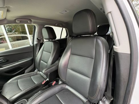 Used 2021 Chevrolet Trax LT w/ Premium Seat Package AWD/4WD image 23