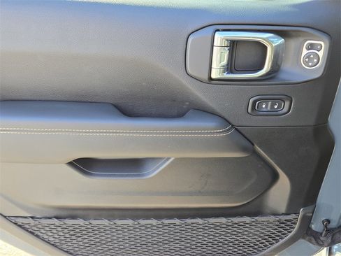 Used 2025 Jeep Wrangler Unlimited Sahara image 26