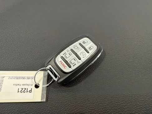 Used 2025 Chrysler Pacifica Select FWD image 32