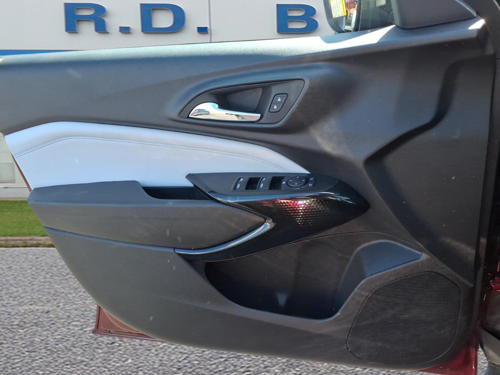 Used 2025 Chevrolet Trax LT w/ Sunroof Package FWD image 9