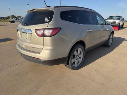 Used 2016 Chevrolet Traverse LT w/ Style and Technology Package FWD image 3