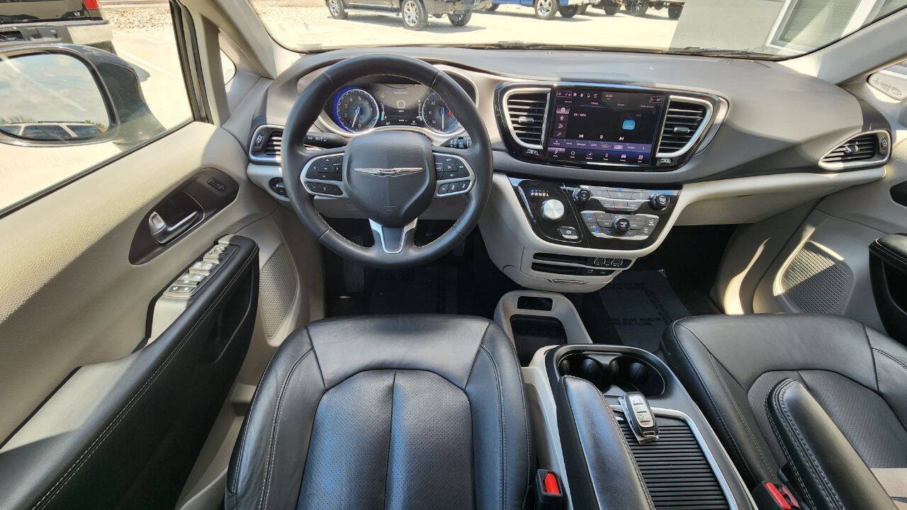 Used 2022 Chrysler Pacifica Touring-L FWD image 12