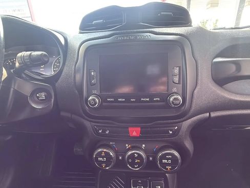 Used 2017 Jeep Renegade Latitude FWD image 25