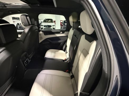 Used 2024 Porsche Cayenne AWD/4WD image 48