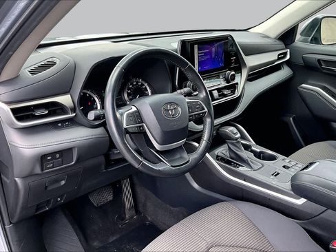 Used 2023 Toyota Highlander LE FWD image 17