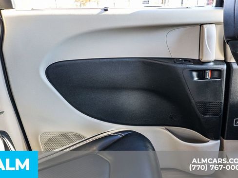 Used 2023 Chrysler Pacifica Touring-L image 53