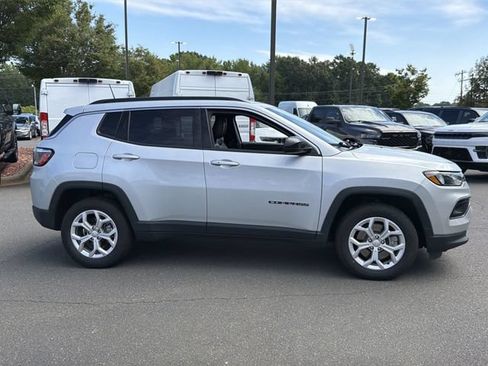 Used 2024 Jeep Compass Latitude AWD/4WD image 6