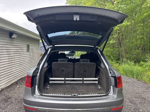 Used 2018 Bentley Bentayga Activity image 46