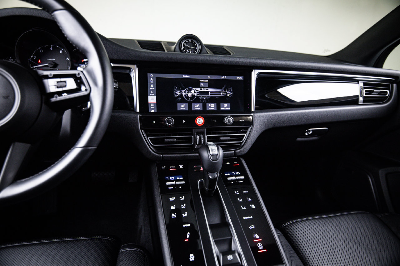 Certified 2024 Porsche Macan AWD/4WD image 19