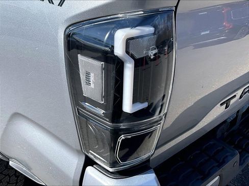 Used 2017 Toyota Tacoma TRD Sport w/ Premium & Technology Package image 28