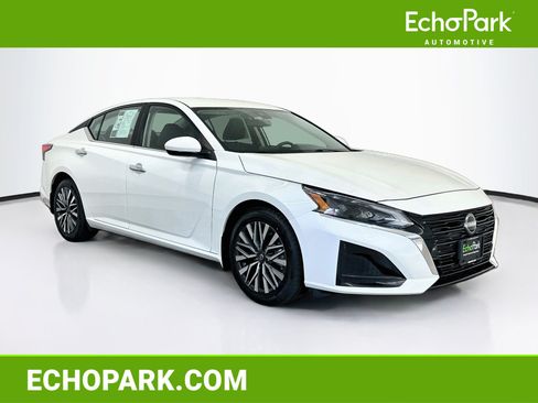 Used 2023 Nissan Altima 2.5 SV FWD image 1