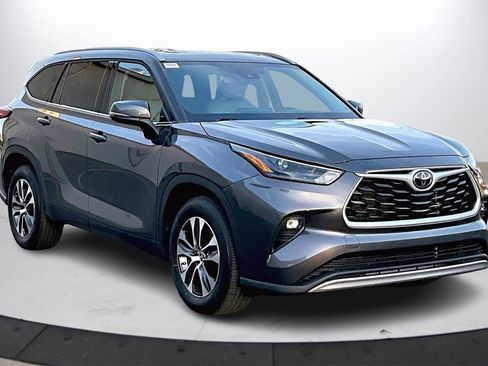 Used 2022 Toyota Highlander XLE image 2
