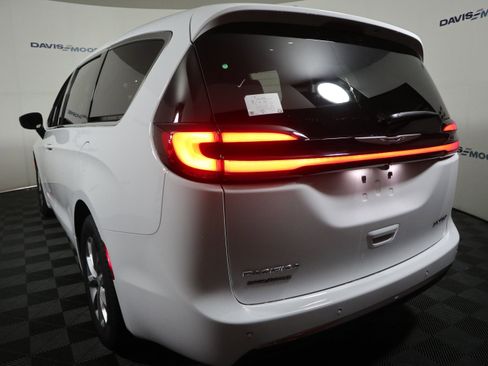 New 2026 Chrysler Pacifica Limited image 9