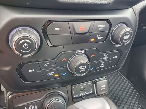 Used 2022 Jeep Renegade Altitude w/ Sun/Sound Group AWD/4WD image 24