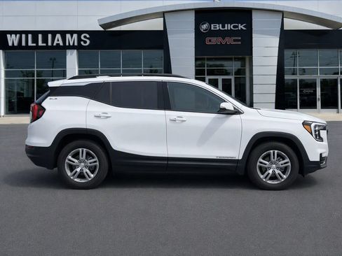 Used 2023 GMC Terrain SLE w/ Driver Convenience Package FWD image 8