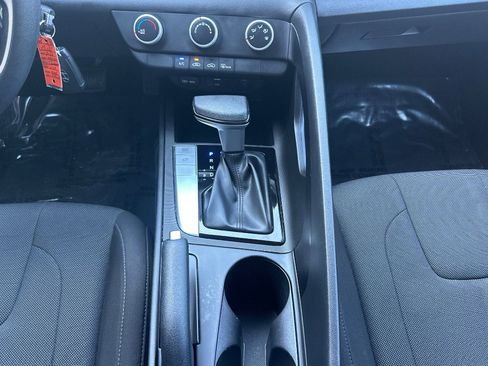 Used 2024 Hyundai Elantra SE image 29