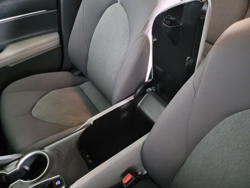 Used 2022 Toyota Camry LE image 27