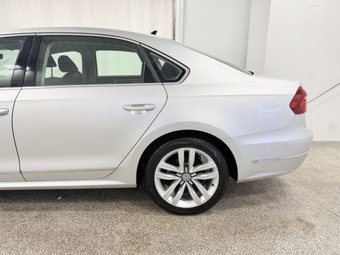 Used 2017 Volkswagen Passat 3.6 SEL Premium image 5