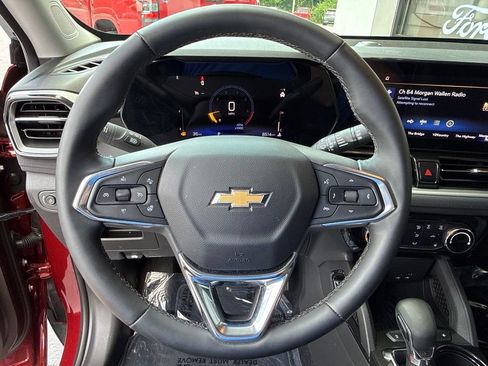 Used 2025 Chevrolet TrailBlazer LT w/ LPO, Blackout Package FWD image 9