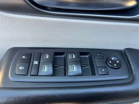 Used 2019 Chrysler Pacifica Touring-L FWD image 11