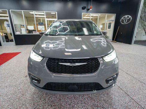 Used 2022 Chrysler Pacifica Touring-L w/ Uconnect Theater Family Group image 6