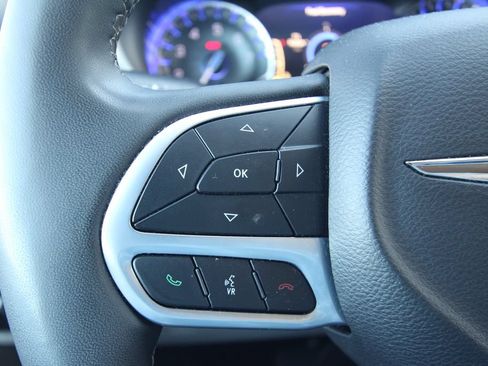 Used 2024 Chrysler Pacifica Touring-L FWD image 21