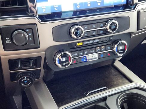 Used 2022 Ford F250 Lariat w/ Lariat Ultimate Package AWD/4WD image 24