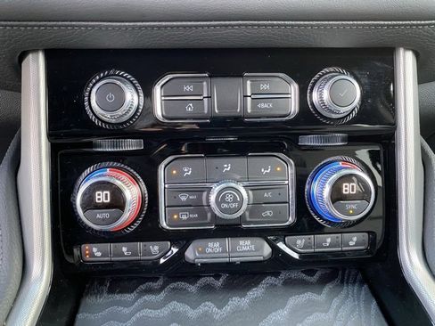 Used 2021 GMC Yukon Denali w/ Denali Premium Package image 28