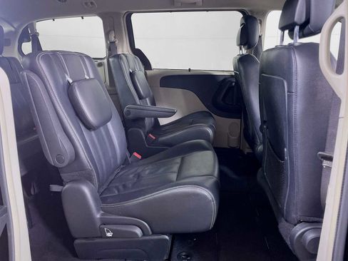 Used 2015 Chrysler Town & Country Touring image 26